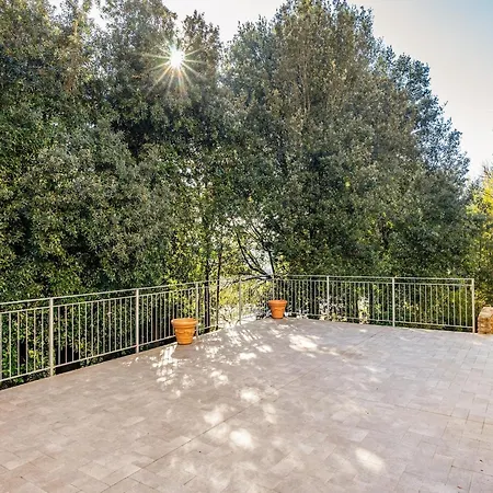 Dom wakacyjny Mansion In With Pool & Garden Citerna